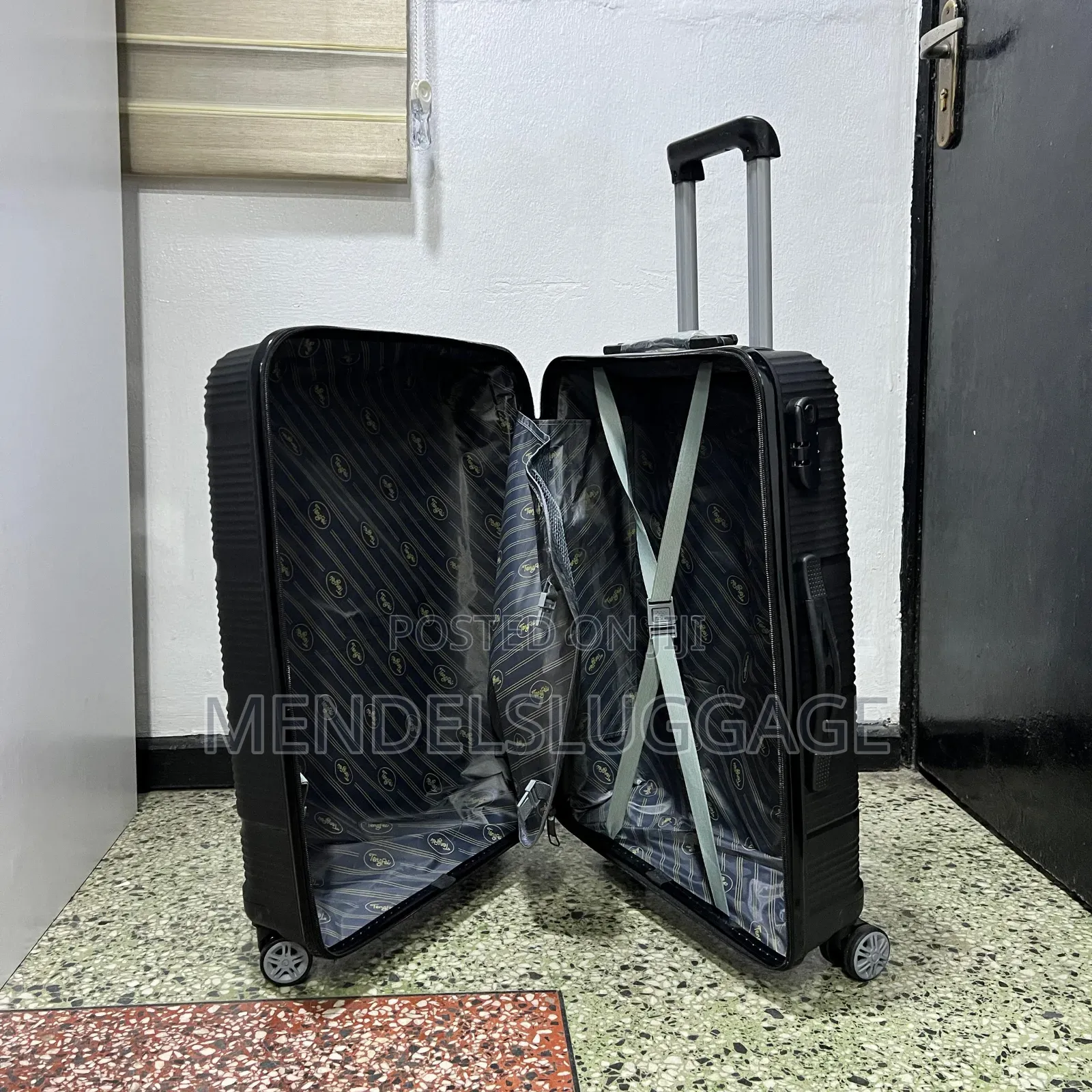 Durable Black Hard Shell Travel Luggage With 360° Wheels