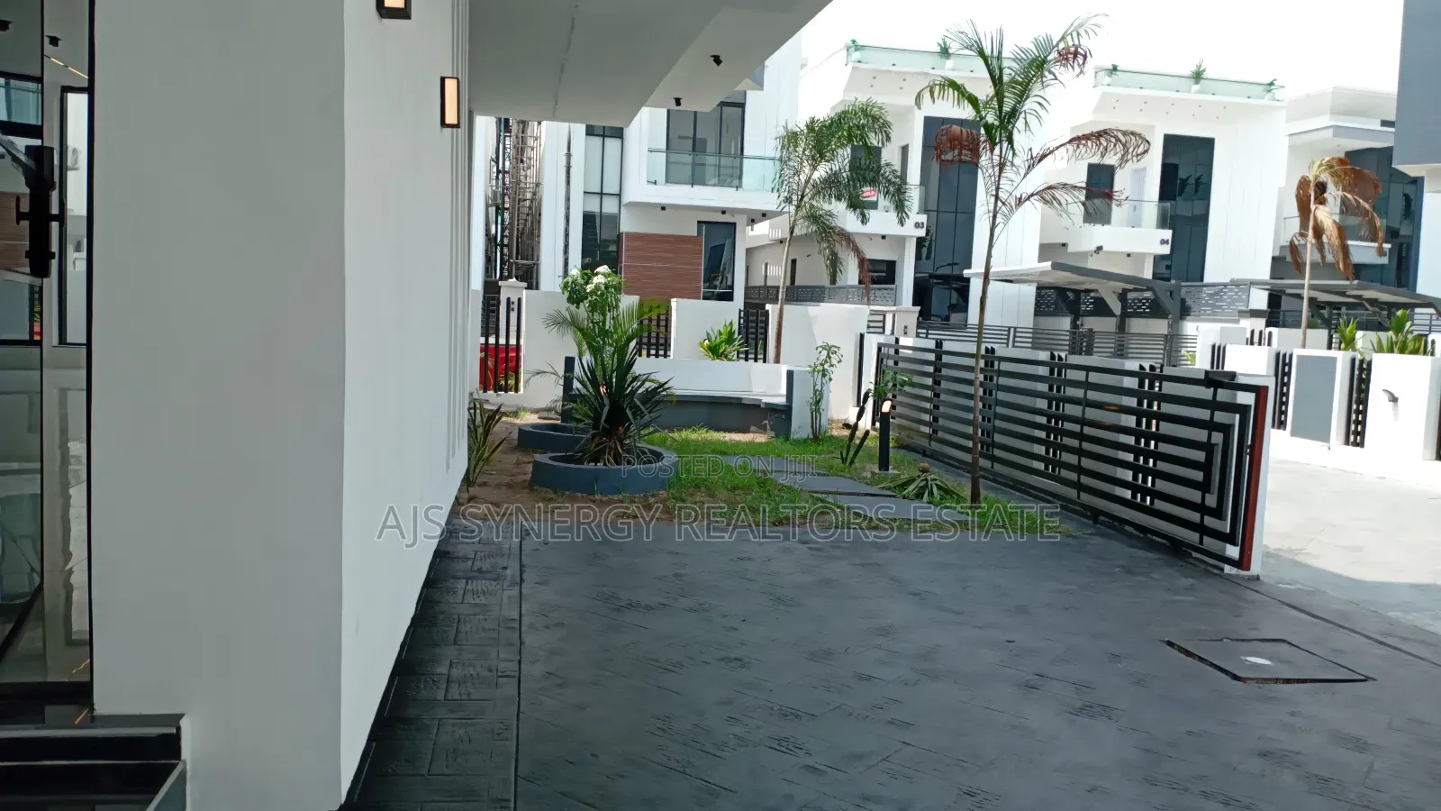 5bdrm Duplex in Chevron for sale