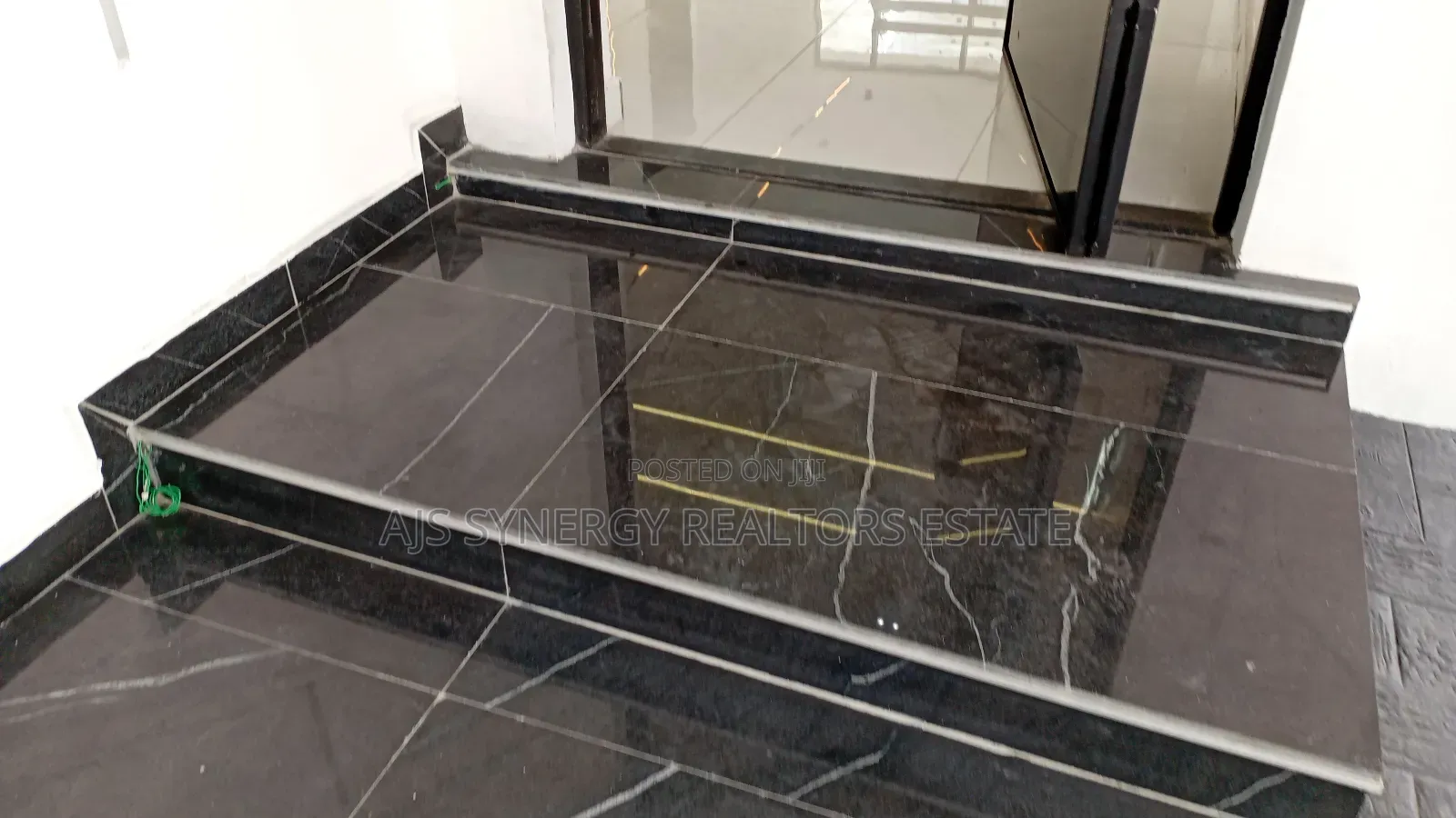5bdrm Duplex in Chevron for sale