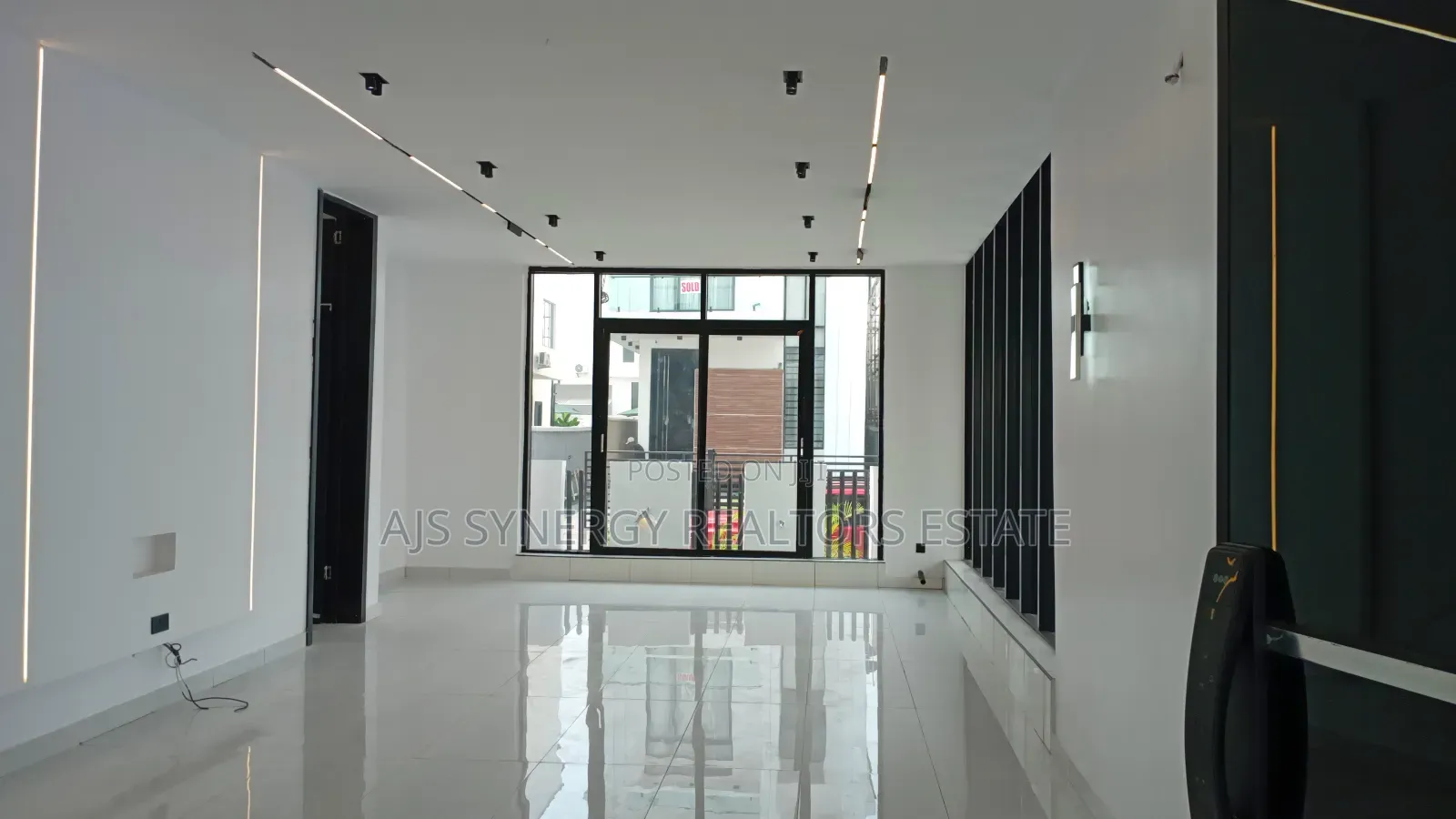 5bdrm Duplex in Chevron for sale