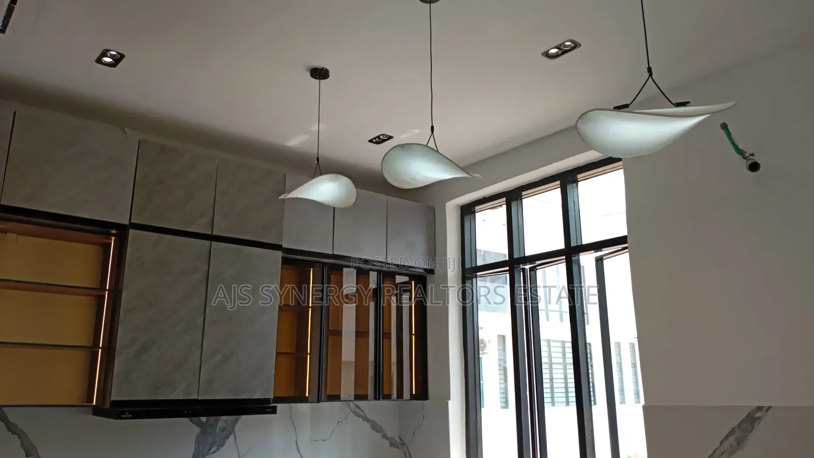 5bdrm Duplex in Chevron for sale