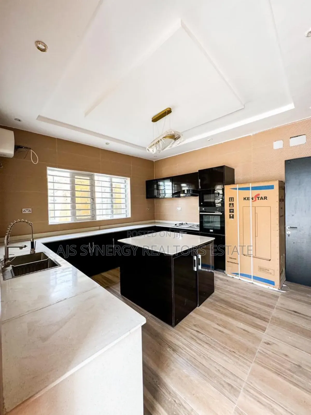 5bdrm Duplex in Chevron for sale