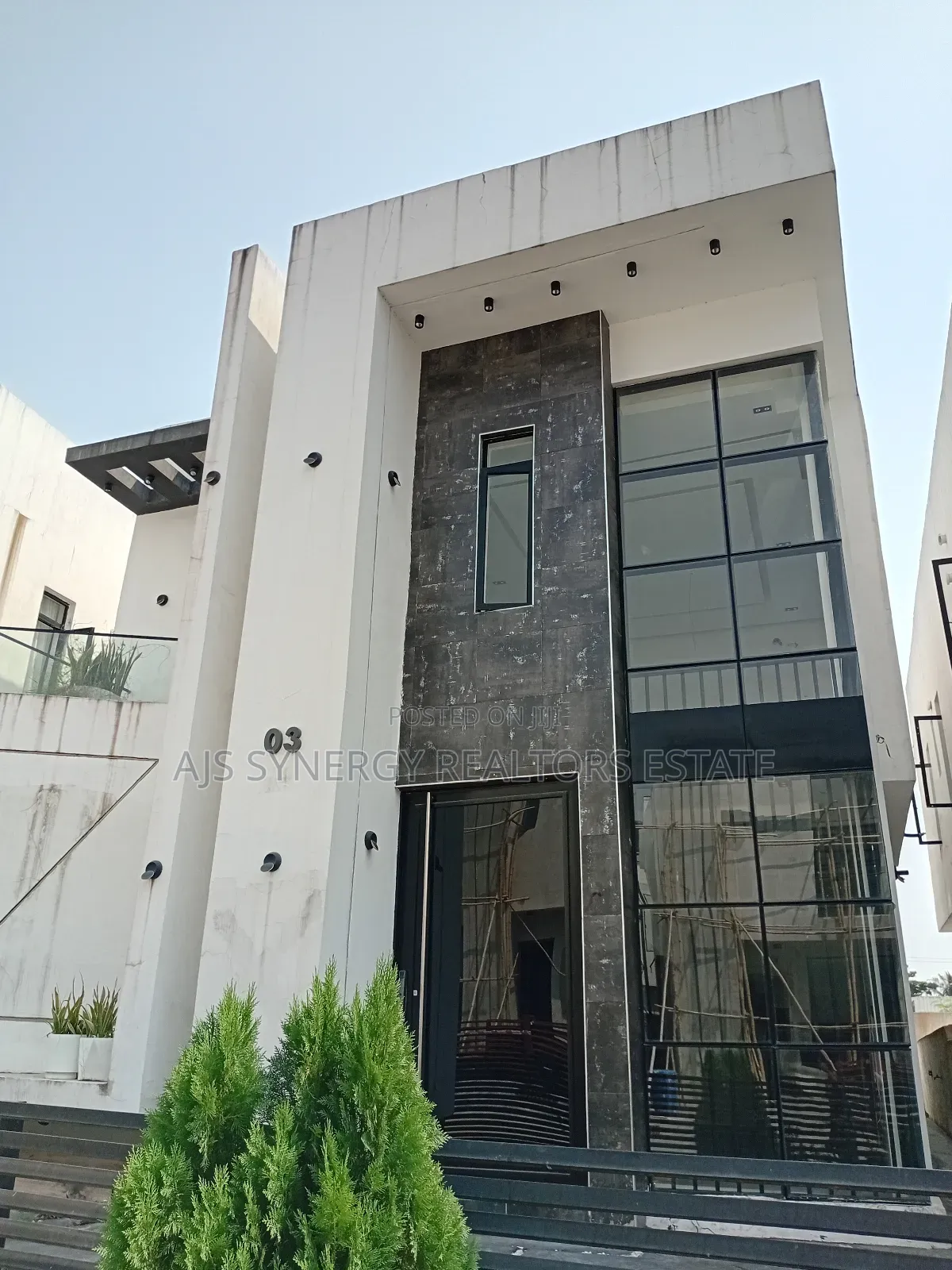 4bdrm Duplex in Chevron for sale