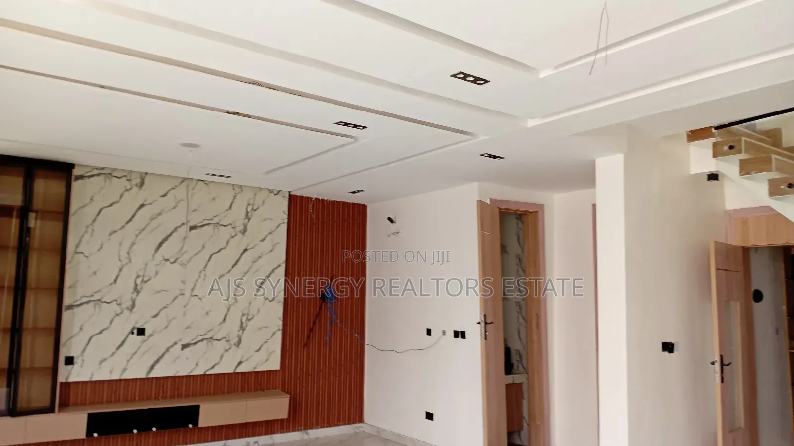 4bdrm Duplex in Chevron for sale