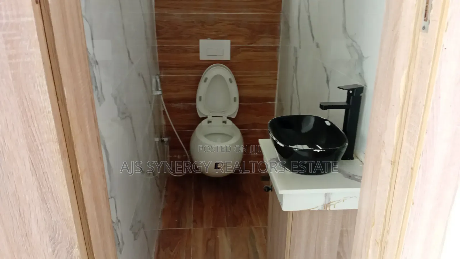 4bdrm Duplex in Chevron for sale