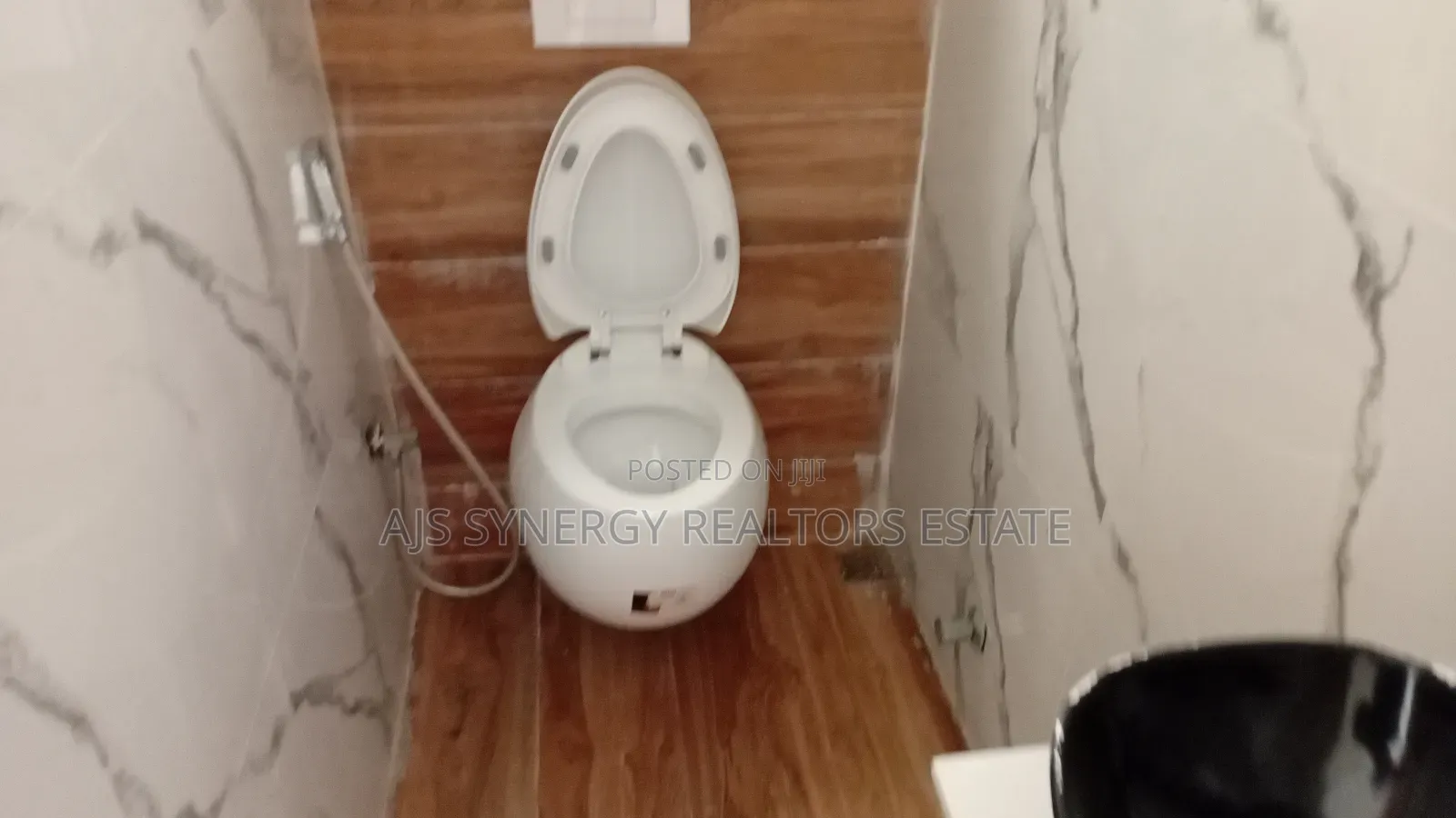 4bdrm Duplex in Chevron for sale