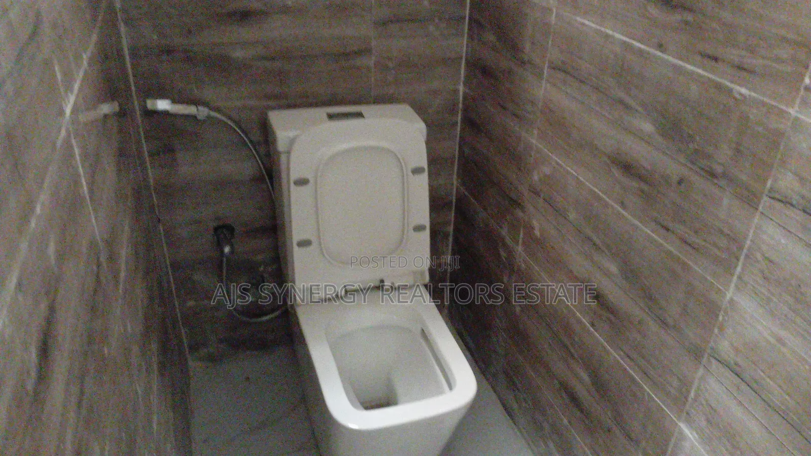 4bdrm Duplex in Chevron for sale