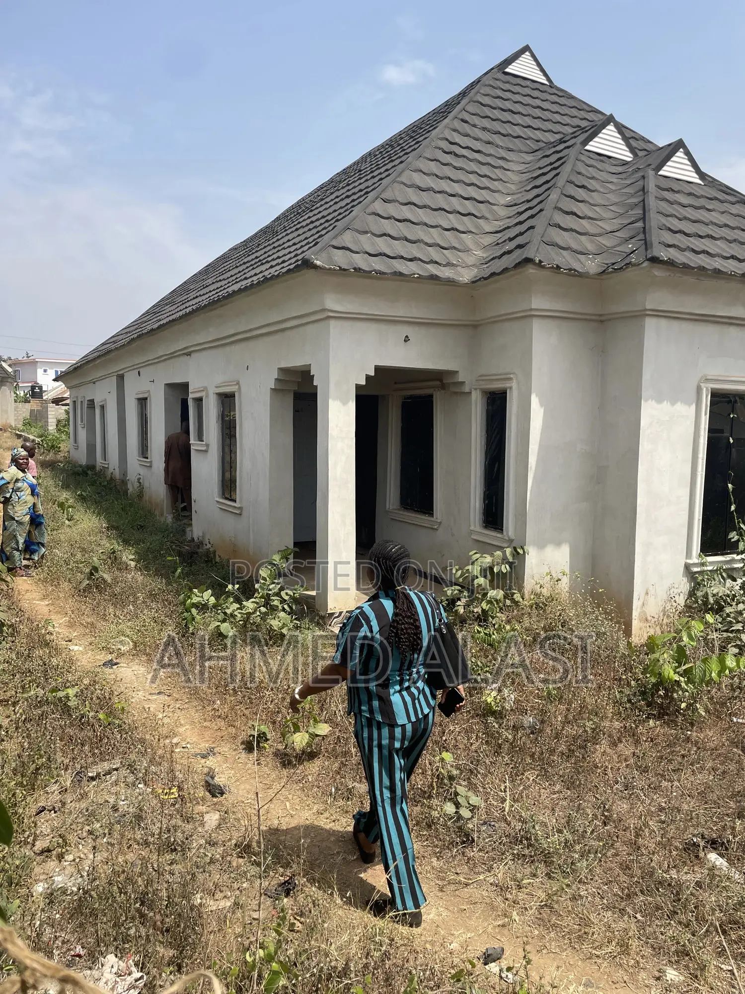 6bdrm Bungalow in Ologuneru for sale