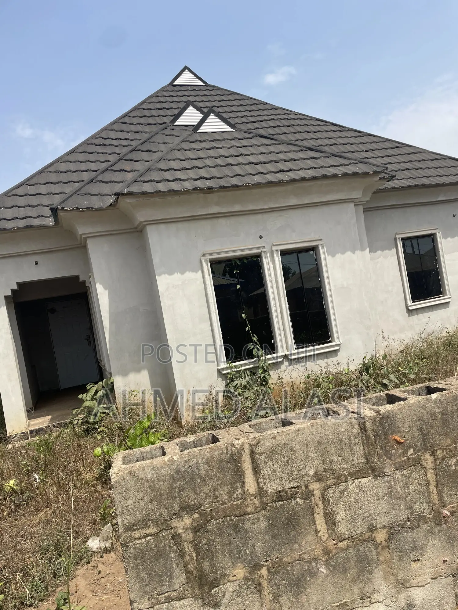 6bdrm Bungalow in Ologuneru for sale