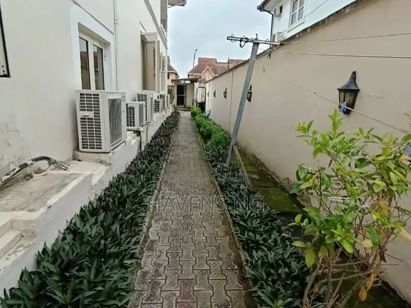 5bdrm House in Lekki Expressway for sale