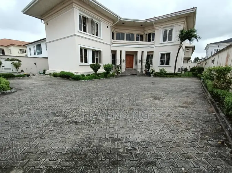 5bdrm House in Lekki Expressway for sale