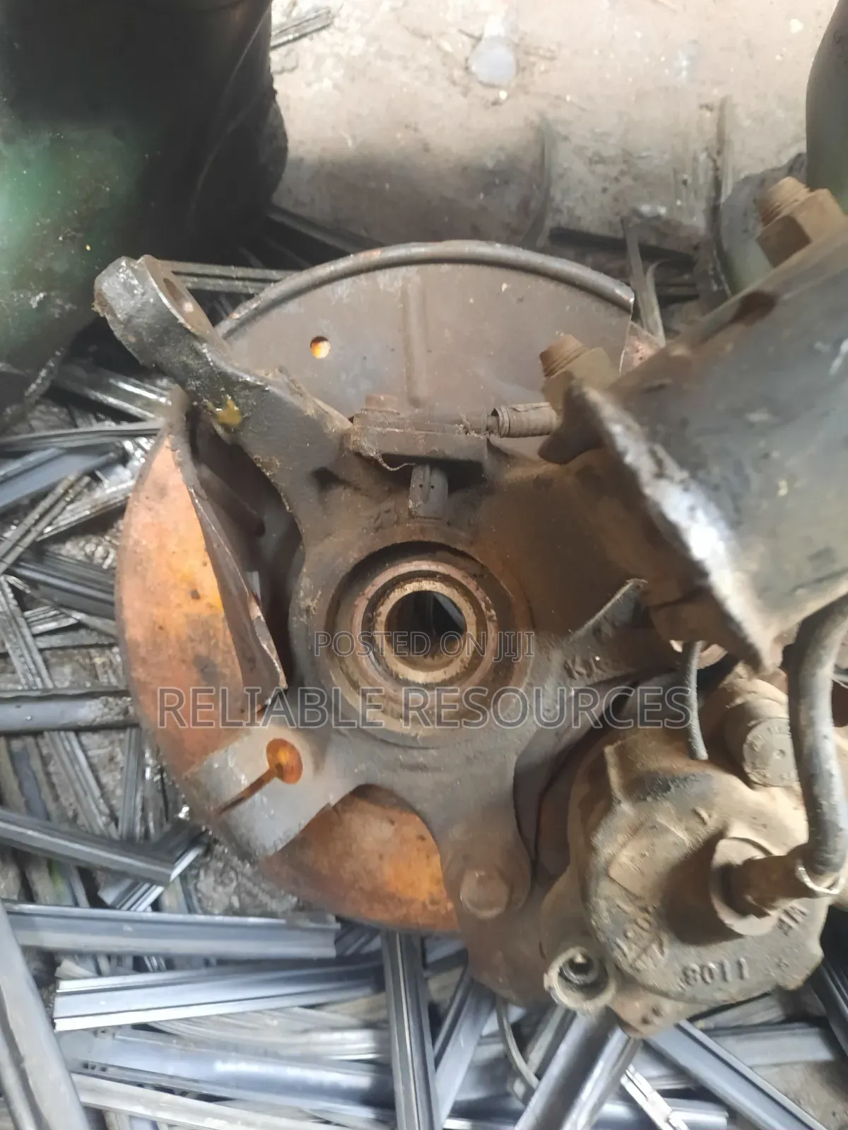 Front Hub for Mazda Tribute and Ford Escape 20004 to 2007 Model