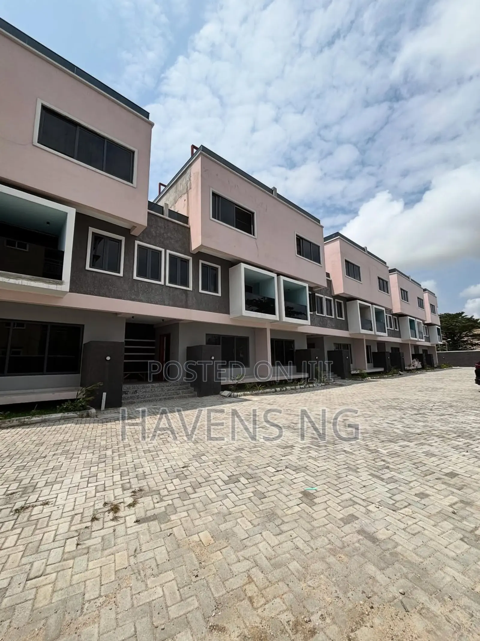 4bdrm House in Lekki Phase 1 for sale