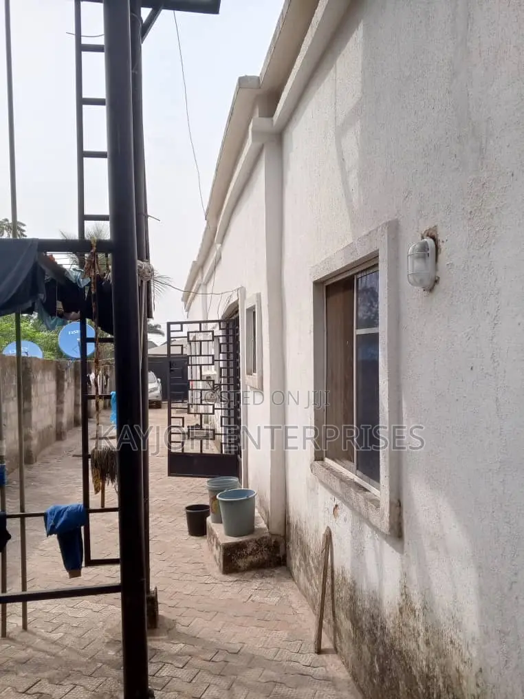 2bdrm Block of Flats in Obagie Community, Benin City for sale