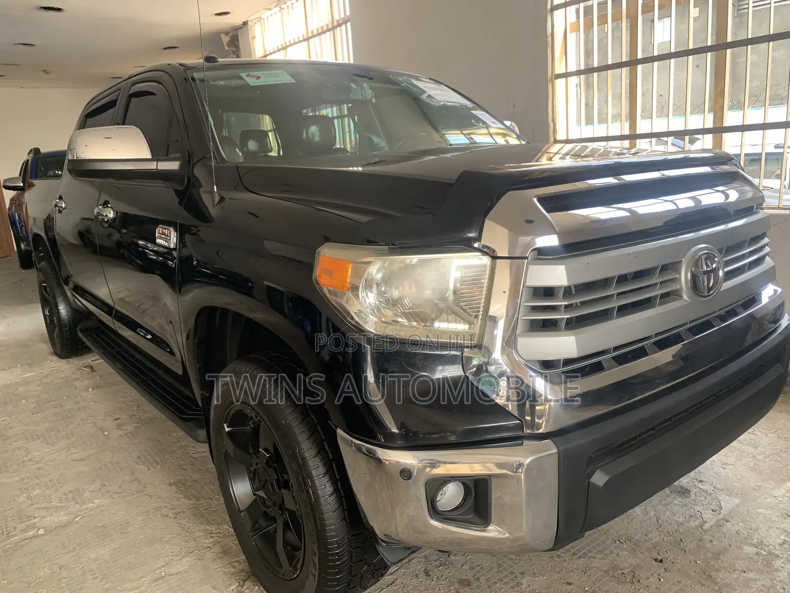 Toyota Tundra 1794 5.7L V8 4x4 CrewMax 5.6 ft. box 145.7 in. WB 2018