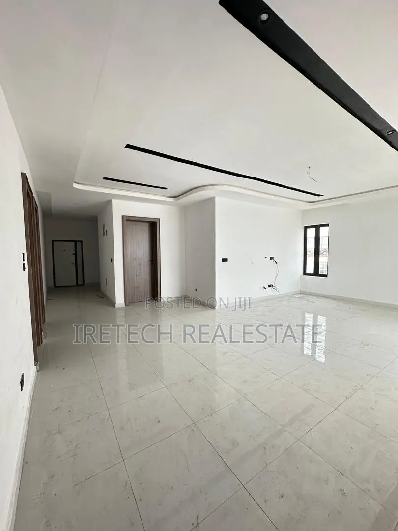 3bdrm Penthouse in Off Freedom Way, Lekki Phase 1 for sale