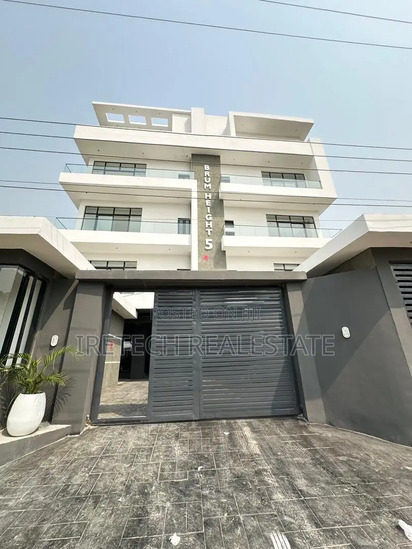 3bdrm Penthouse in Off Freedom Way, Lekki Phase 1 for sale