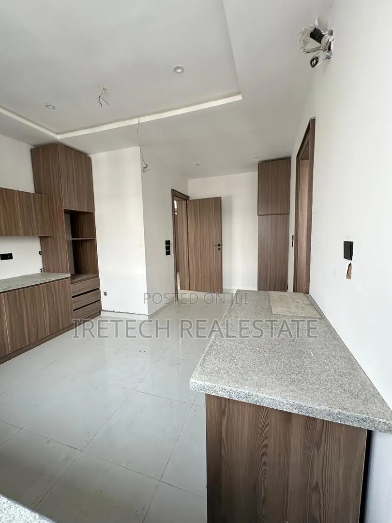 3bdrm Penthouse in Off Freedom Way, Lekki Phase 1 for sale