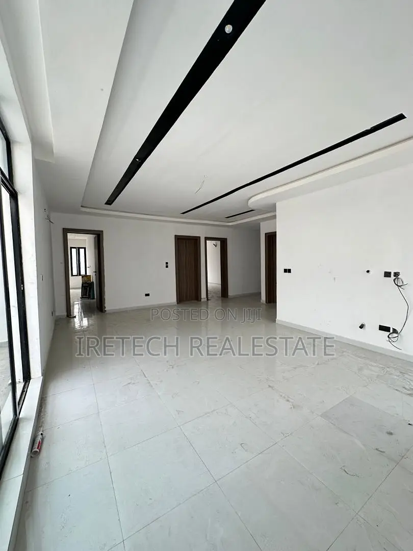 3bdrm Penthouse in Off Freedom Way, Lekki Phase 1 for sale