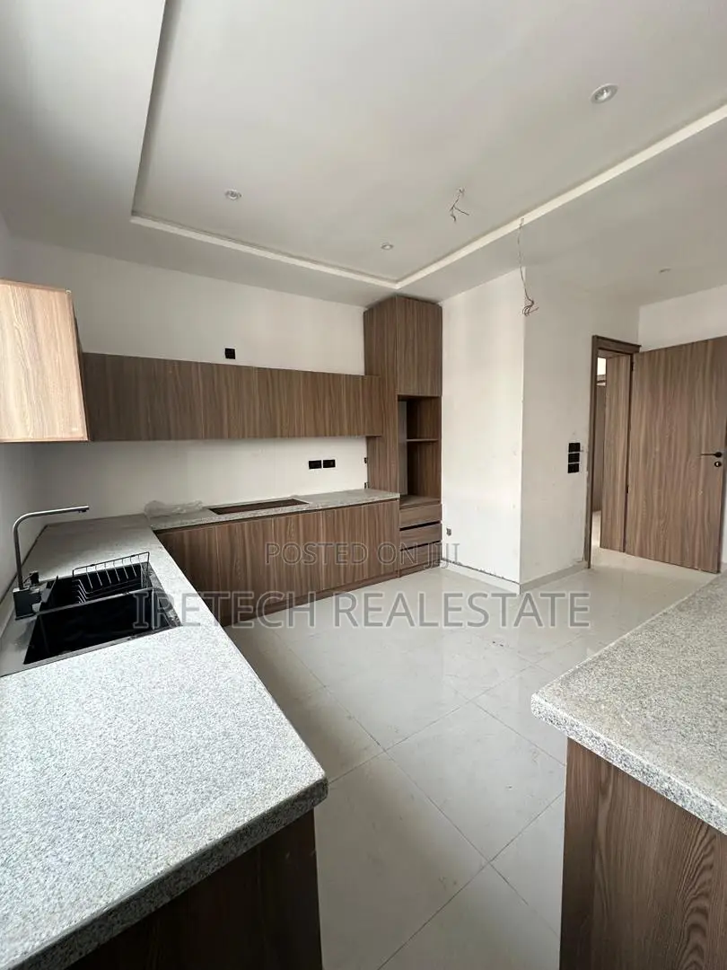 3bdrm Penthouse in Off Freedom Way, Lekki Phase 1 for sale
