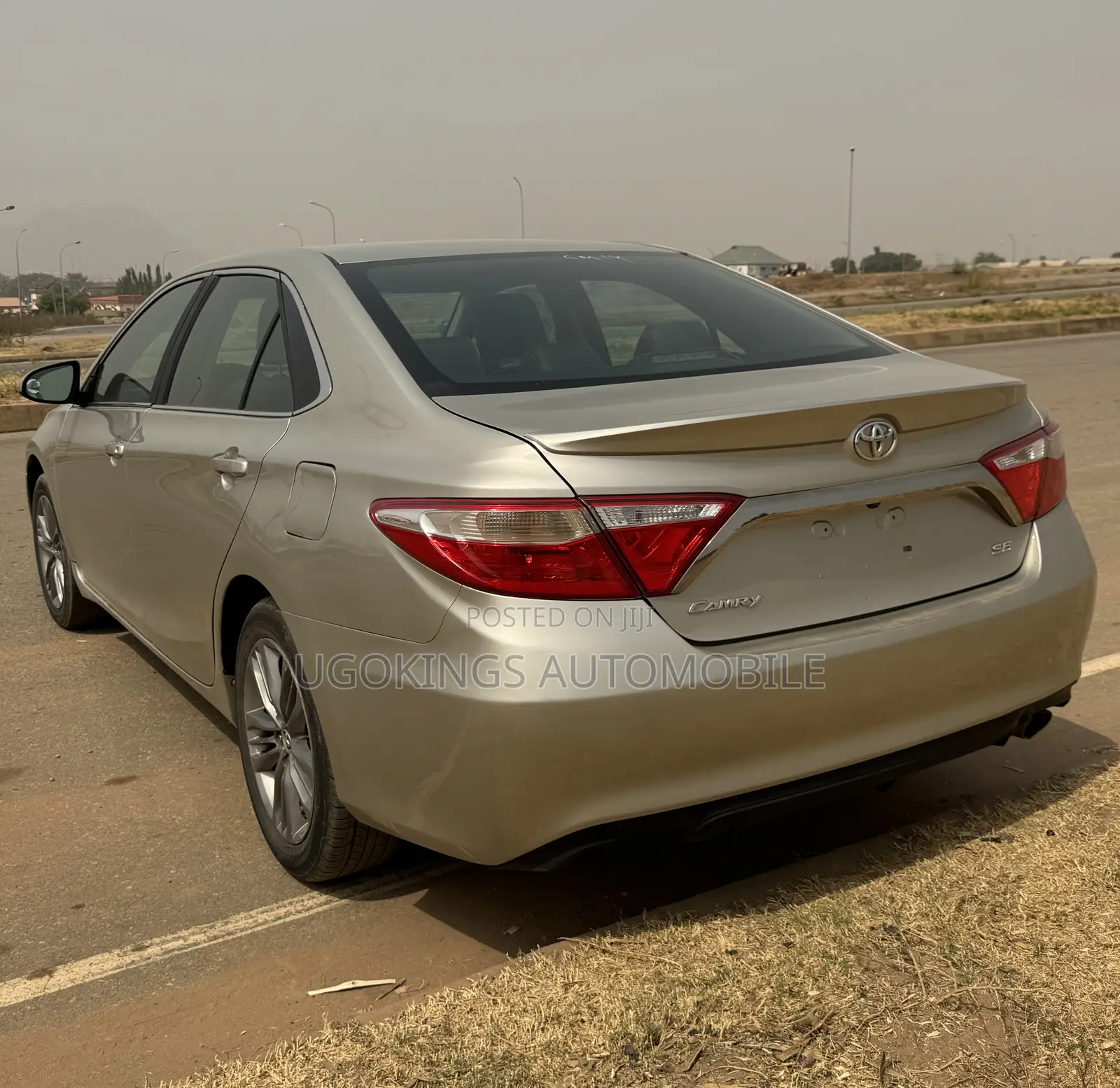 Toyota Camry SE 4dr Sedan (2.5L 4cyl 6A) 2016 Gold