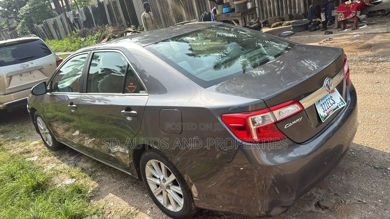 Toyota Camry XLE 4dr Sedan (2.5L 4cyl 6A) 2013 Gray