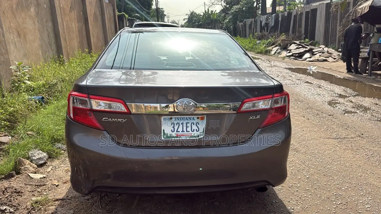 Toyota Camry XLE 4dr Sedan (2.5L 4cyl 6A) 2013 Gray