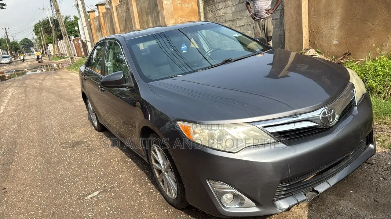 Toyota Camry XLE 4dr Sedan (2.5L 4cyl 6A) 2013 Gray