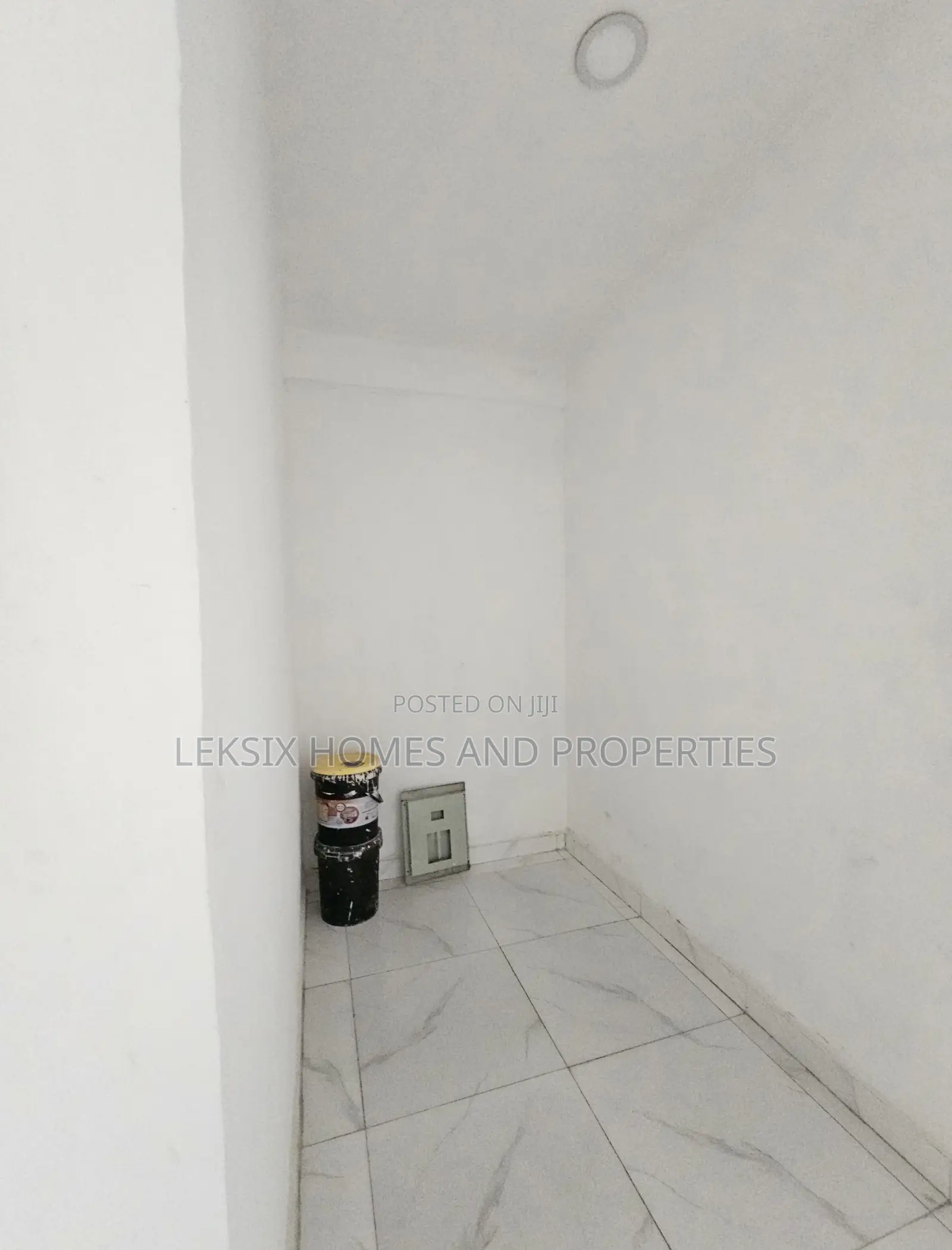 3bdrm Penthouse in A Well Secured, Ikate for sale
