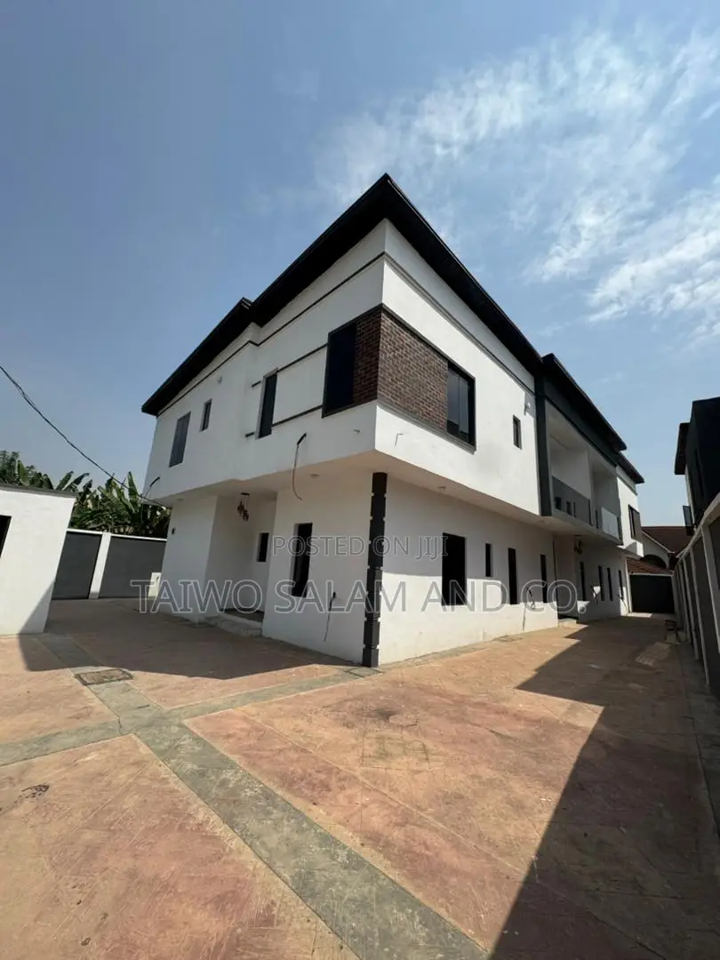 4bdrm Duplex in Agodi for sale