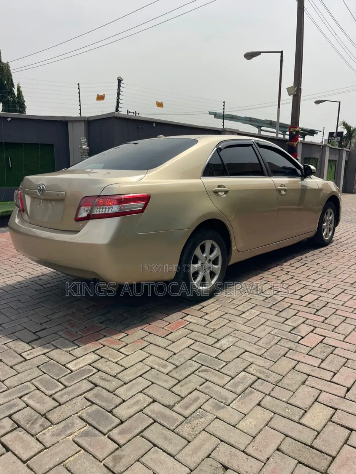 Toyota Camry LE 4dr Sedan (2.5L 4cyl 6A) 2011 Gold