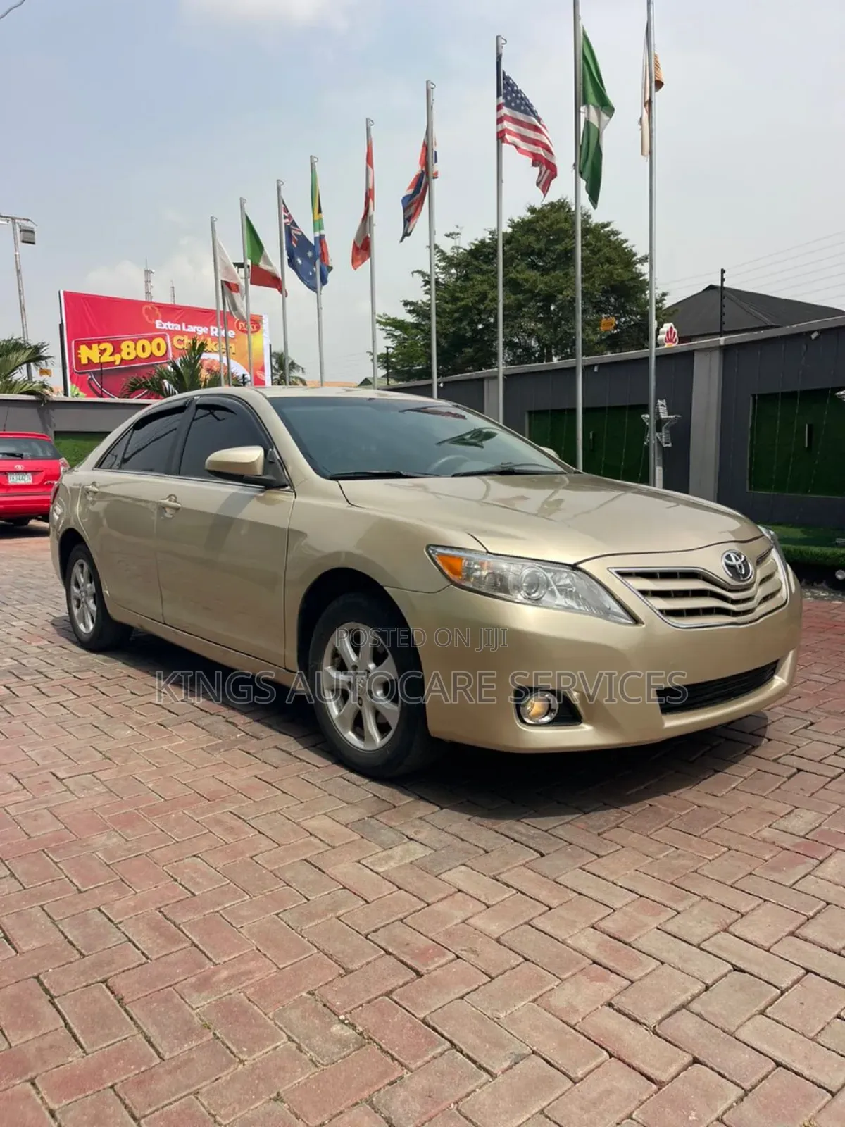 Toyota Camry LE 4dr Sedan (2.5L 4cyl 6A) 2011 Gold