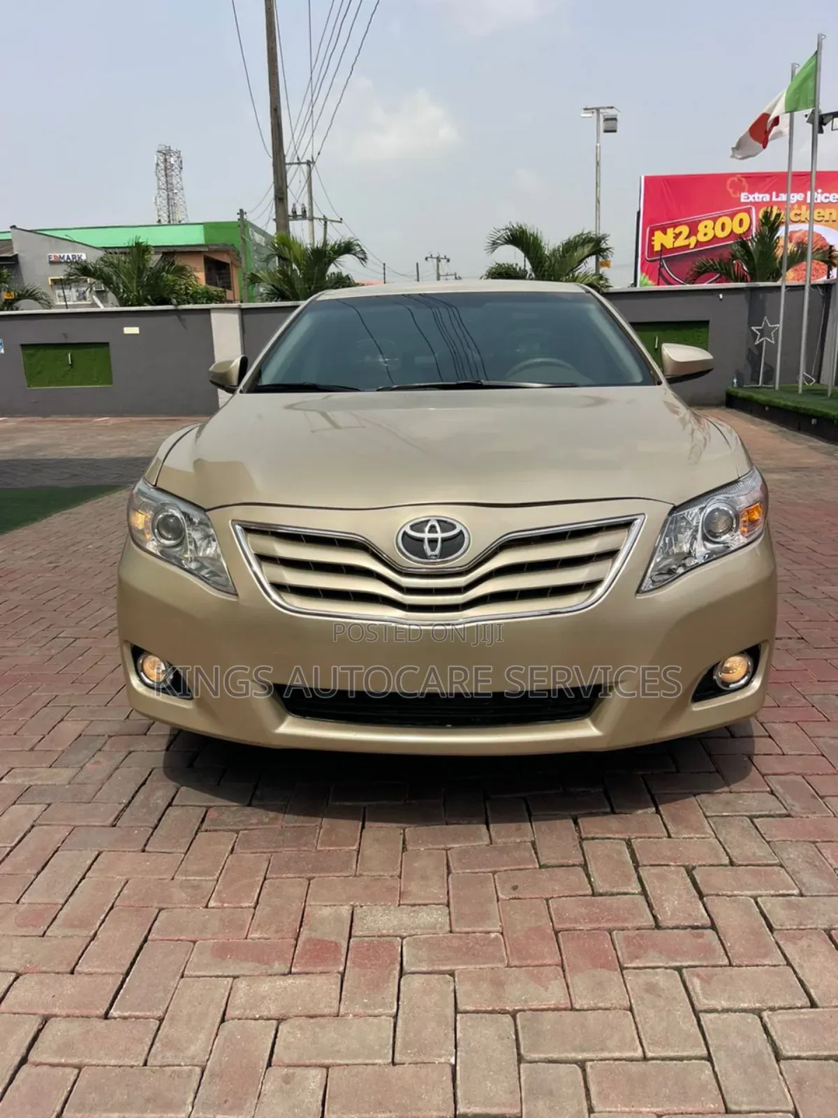 Toyota Camry LE 4dr Sedan (2.5L 4cyl 6A) 2011 Gold