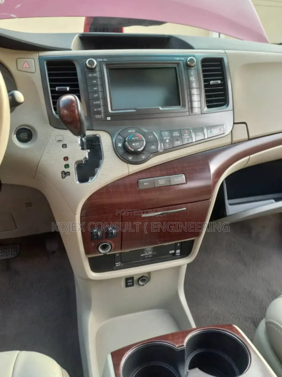 Toyota Sienna 2011 Red