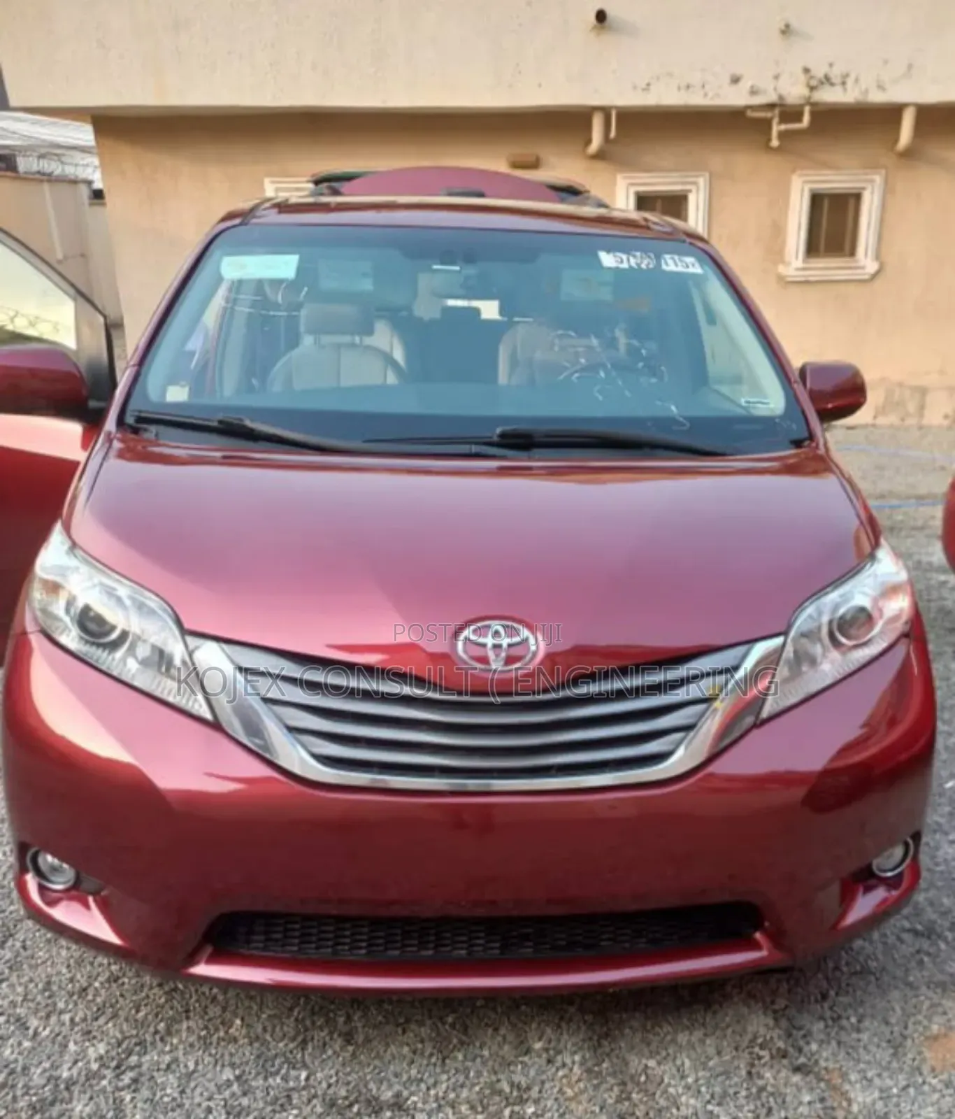 Toyota Sienna 2011 Red