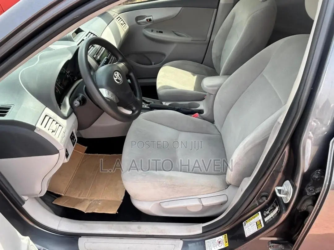 Toyota Corolla LE 4dr Sedan (1.8L 4cyl 4A) 2012 Gray