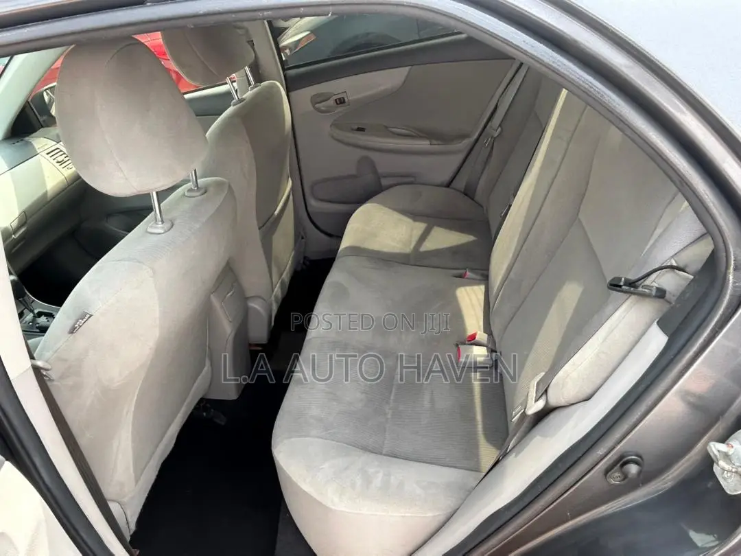 Toyota Corolla LE 4dr Sedan (1.8L 4cyl 4A) 2012 Gray