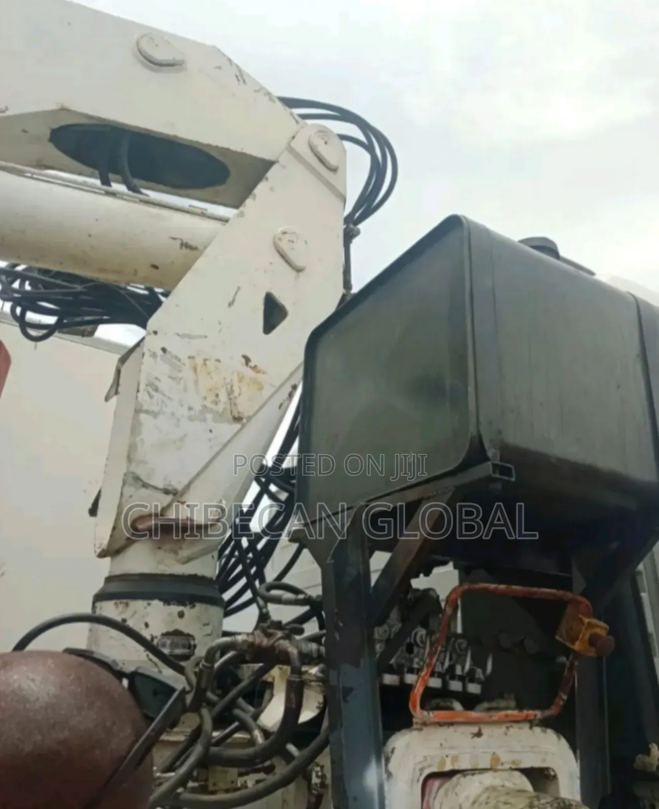 Mercedes Benz Truck With 22 Tons Hiab Crane and 10 Tyres (Tokunbo)