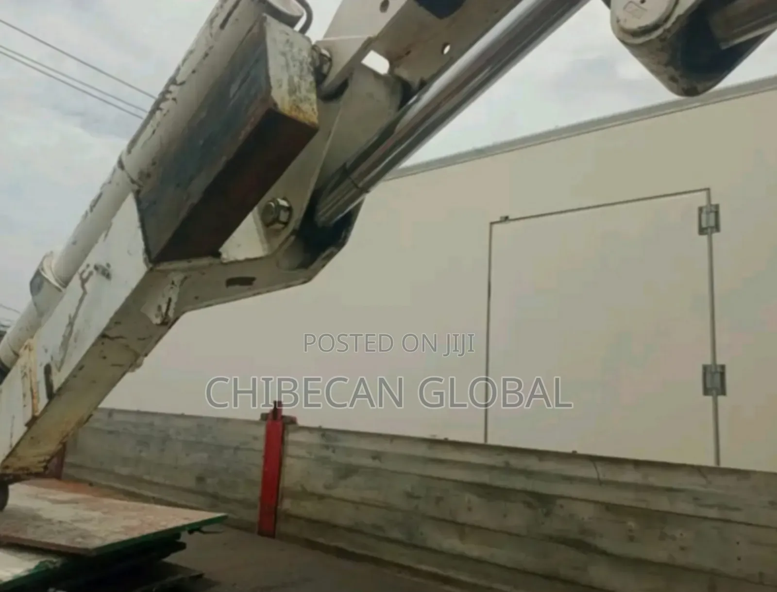 Mercedes Benz Truck With 22 Tons Hiab Crane and 10 Tyres (Tokunbo)
