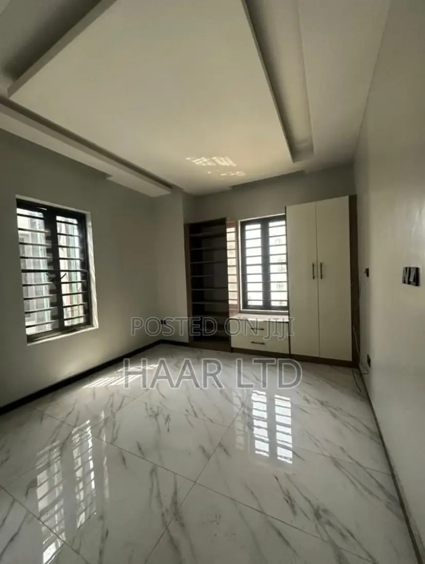 2bdrm Apartment in Lekki Phase 1 for rent