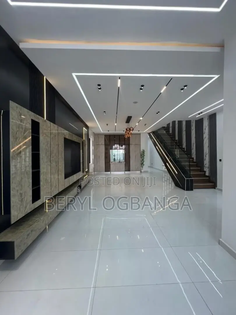 5bdrm Duplex in Ikota for sale