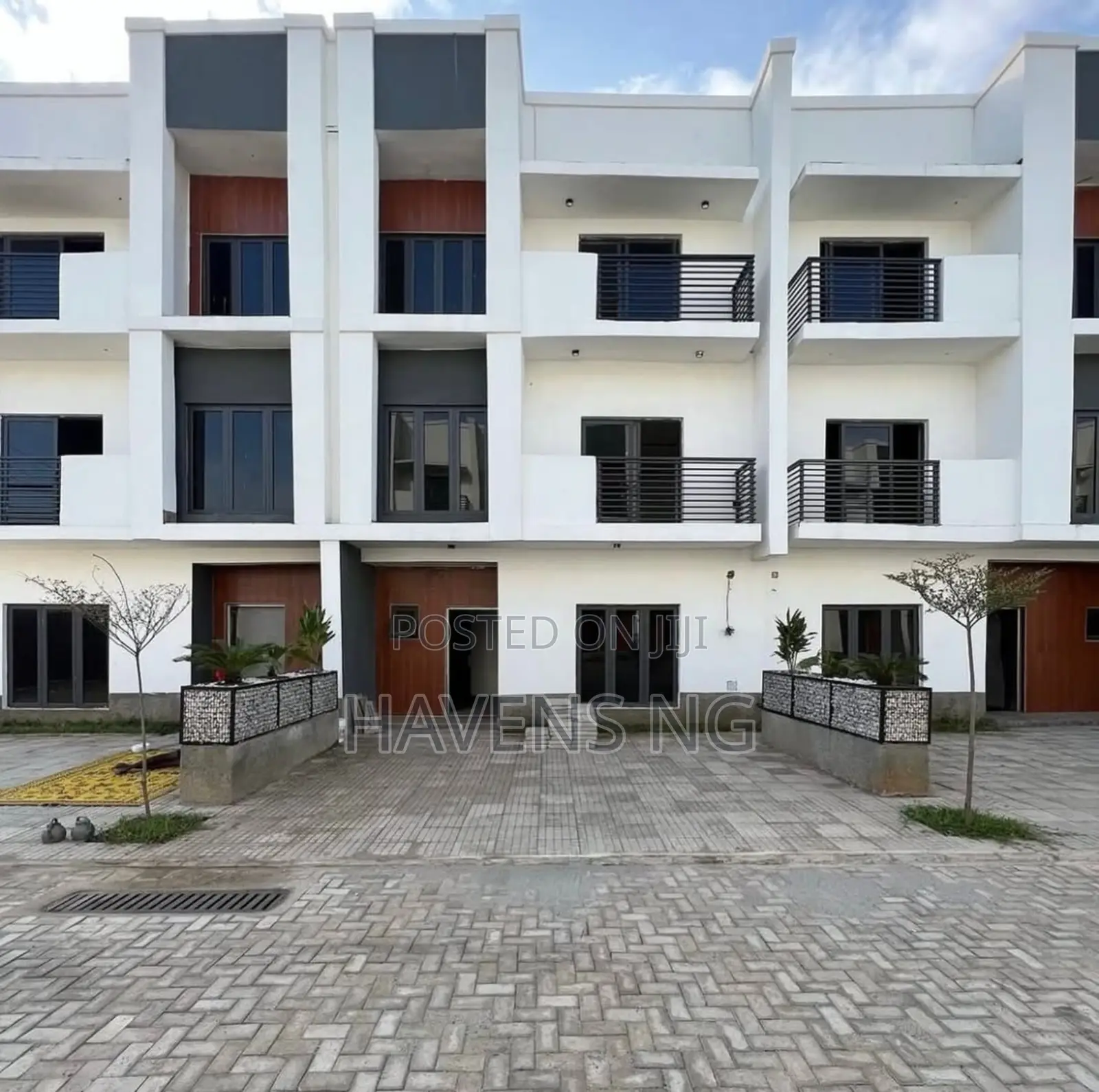 4bdrm Duplex in Kado for sale