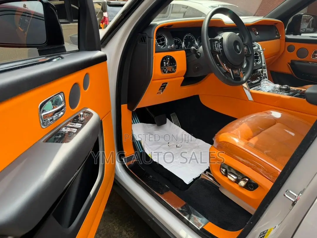 Rolls-Royce Cullinan Black Badge 2024 White