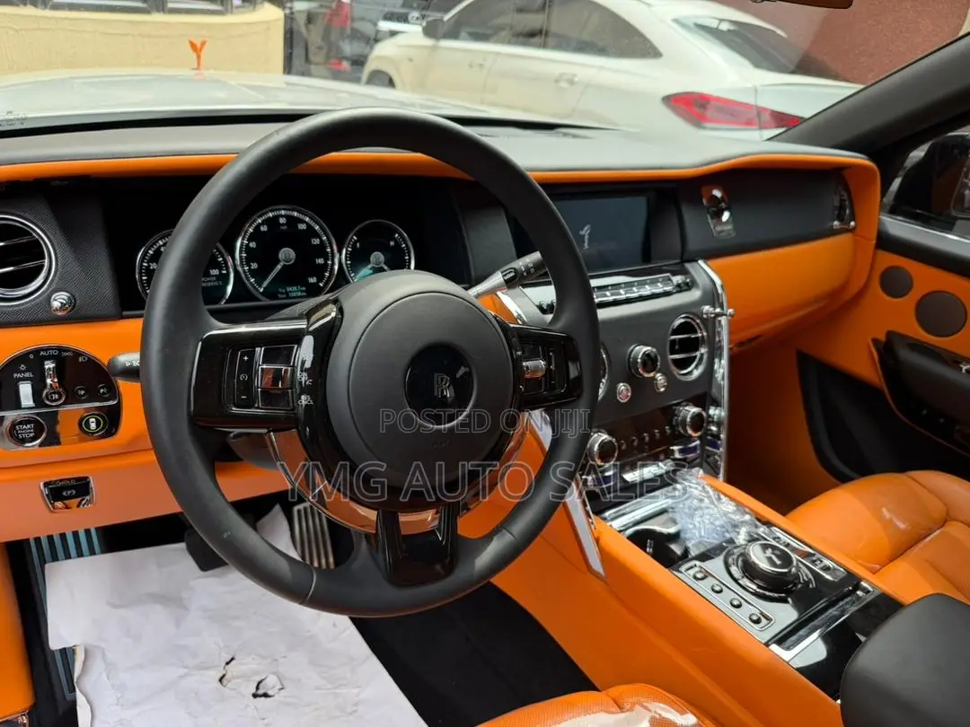 Rolls-Royce Cullinan Black Badge 2024 White