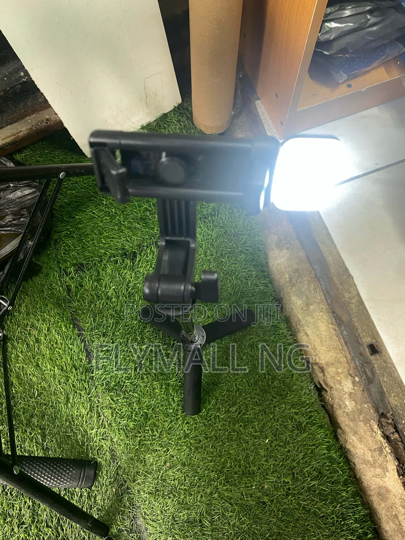 R1s Bluetooth Selfie Stick With a Built-in Tripod Led Light