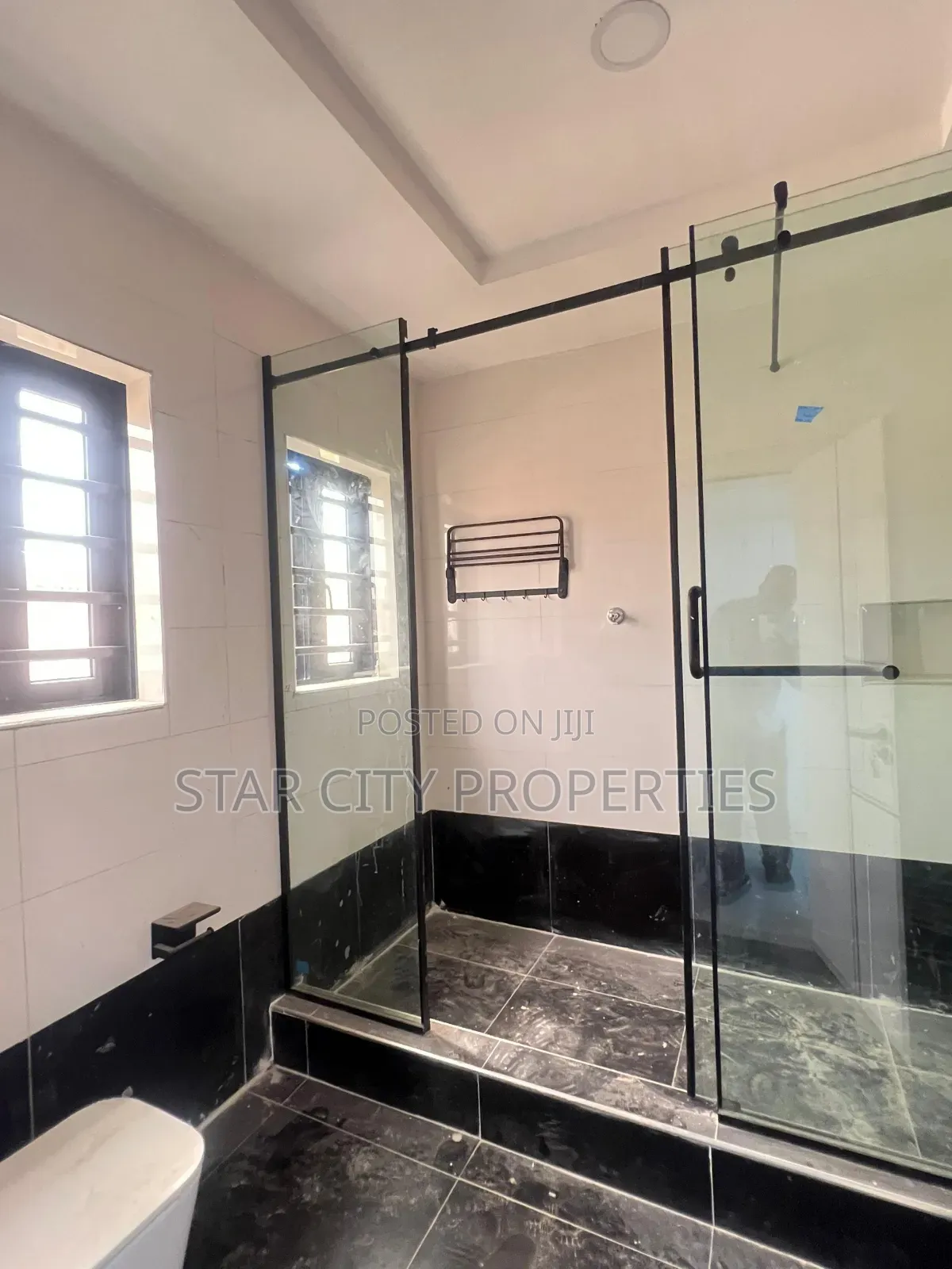 5bdrm House in Magodo Gra for sale