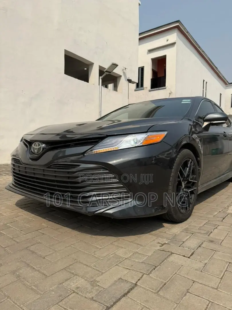 Toyota Camry SE FWD (2.5L 4cyl 8AM) 2018 Gray