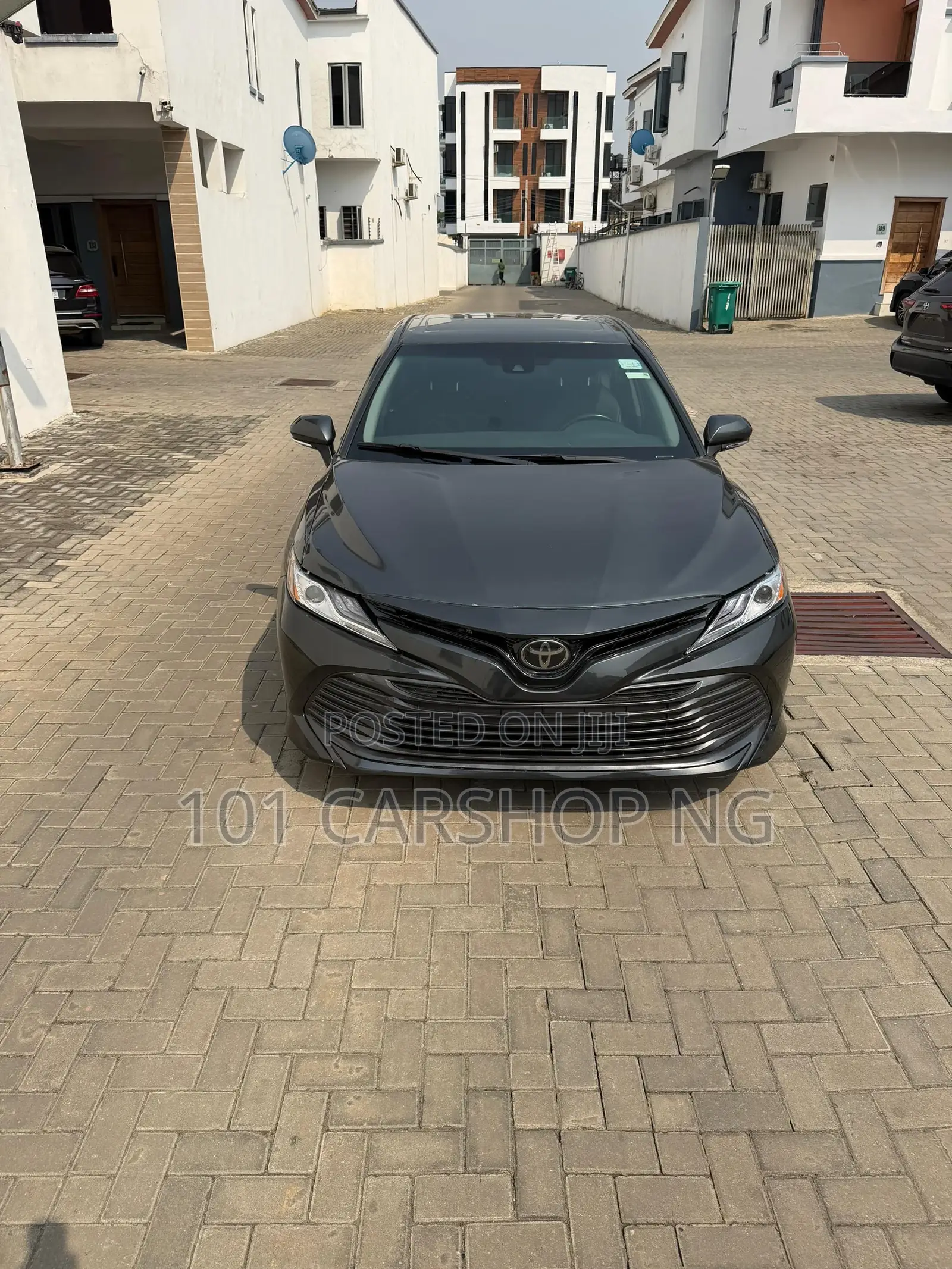 Toyota Camry SE FWD (2.5L 4cyl 8AM) 2018 Gray