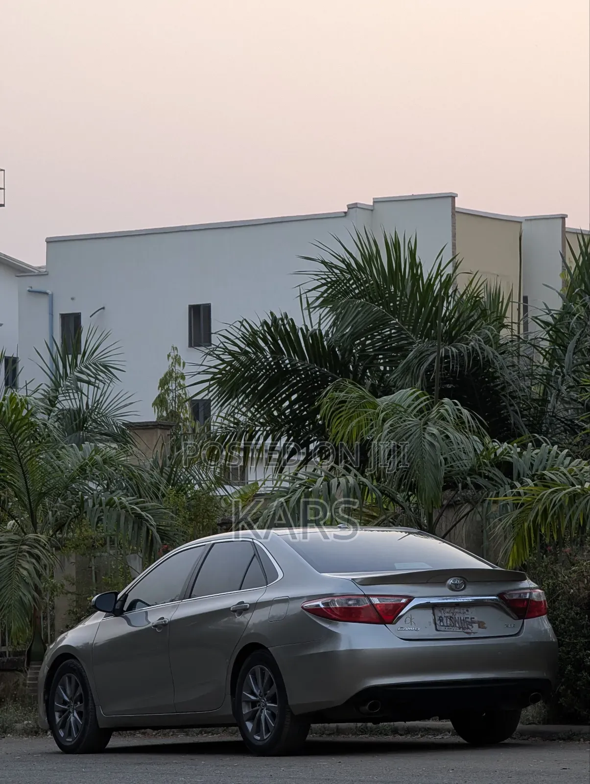 Toyota Camry XLE 4dr Sedan (3.5L 6cyl 6A) 2015 Gold