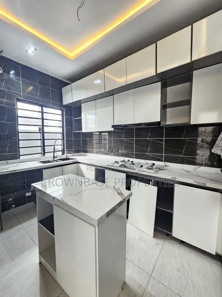 4bdrm Duplex in Chevron for sale